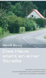 Das Haus steht an einer Straße