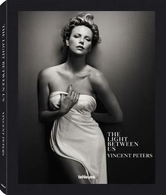 The light between us. Ediz. inglese, tedesca e francese - Vincent Peters - copertina