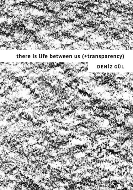 There is life between us (+transparency). Ediz. illustrata - Deniz Gül - copertina