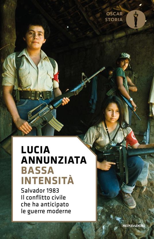 Bassa intensità. Salvador 1983. Il conflitto civile che ha anticipato le guerre moderne - Lucia Annunziata - copertina