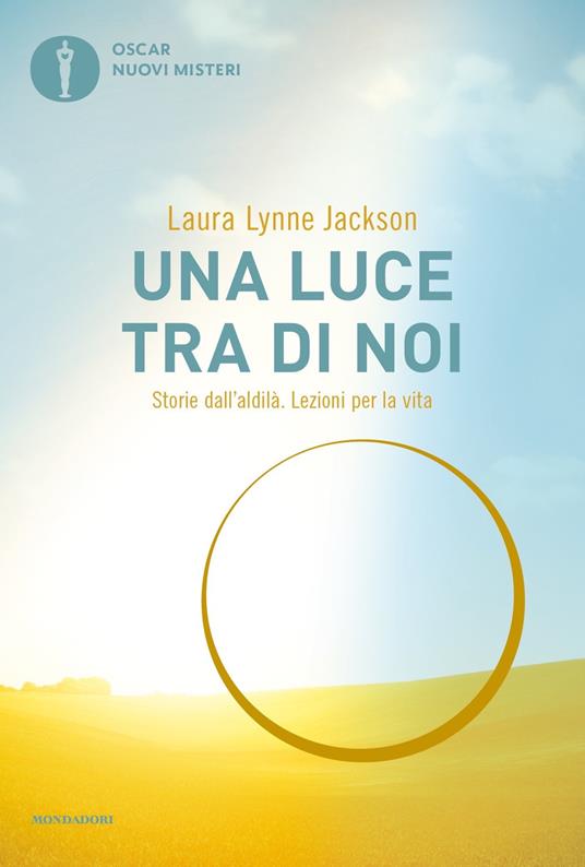 Una luce tra di noi. Storie dall'aldilà. Lezioni per la vita - Laura Lynne Jackson - copertina