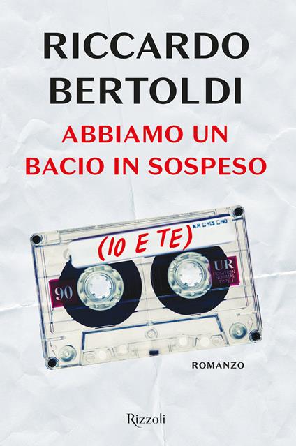 Abbiamo un bacio in sospeso (io e te) - Riccardo Bertoldi - Libro - Rizzoli  - Rizzoli narrativa | IBS