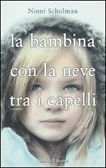 La bambina con la neve tra i capelli