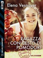 Ragazza con cesto di pomodori