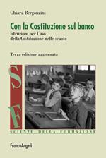 Con la Costituzione sul banco. Istruzioni per l'uso della Costituzione nelle scuole