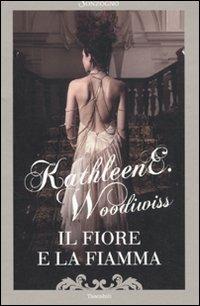 Il fiore e la fiamma - Kathleen E. Woodiwiss - copertina