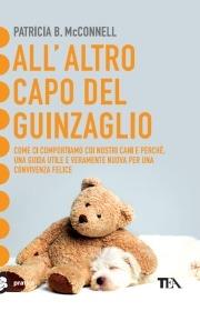 All'altro capo del guinzaglio. Come ci comportiamo con i nastri cani e perché. Una guida utile per una convivenza felice - Patricia B. McConnell - copertina