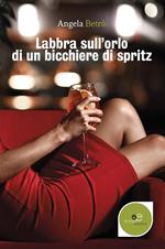 Labbra sull'orlo di un bicchiere di spritz