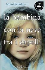 La bambina con la neve tra i capelli