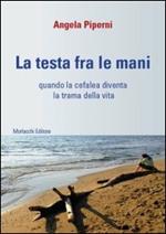 La testa fra le mani. Quando la cefalea diventa la trama della vita. Con DVD