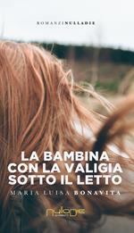 La bambina con la valigia sotto il letto