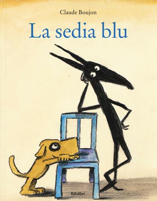 Una sedia blu in una stanza con una grande libreria e una parete di libri.