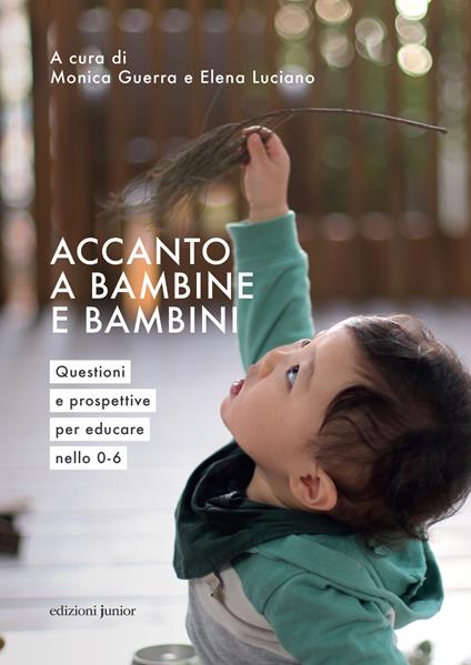 Accanto a bambine e bambini. Questioni e prospettive per educare nello 0 a 6 - copertina