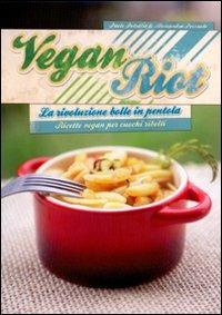Vegan Riot. La rivoluzione bolle in pentola. Ricette vegan per cuochi ribelli - Paolo Petralia,Alessandra Pezzuolo - copertina
