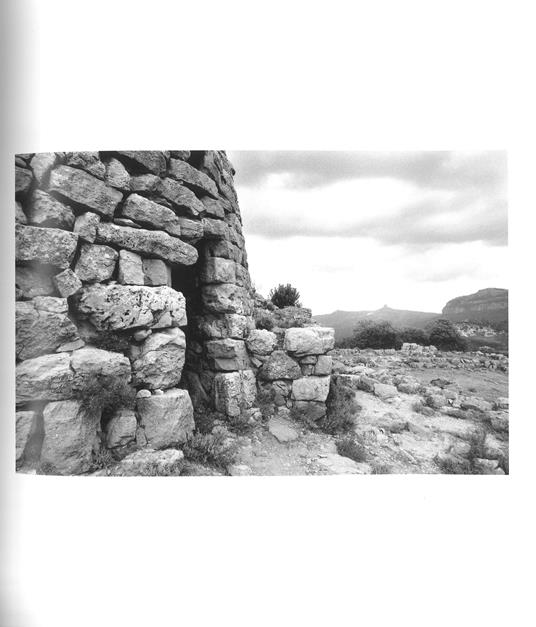 Architetture di pietra. Fotografie della Sardegna nuragica. Ediz. illustrata - Gianni Berengo Gardin,Marco Edoardo Minoja - 3