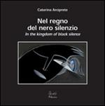 Nel regno del nero silenzio. Testo inglese a fronte. Ediz. illustrata. Con CD Audio