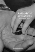 Passandomi attraverso