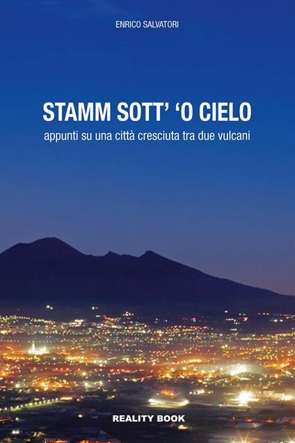 Stamm sott' 'o cielo. Appunti su una città cresciuta tra due vulcani - Enrico Salvatori - copertina