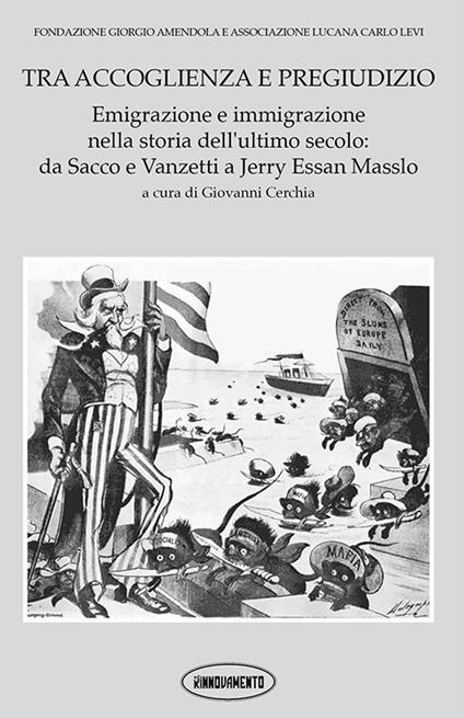 Tra accoglienza e pregiudizio. Emigrazione e immigrazione nella storia dell'ultimo secolo: da Sacco e Vanzetti a Jerry Essan Masslo. Ediz. italiana e inglese - copertina