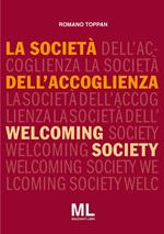 La società dell'accoglienza-Welcoming society. Ediz. bilingue