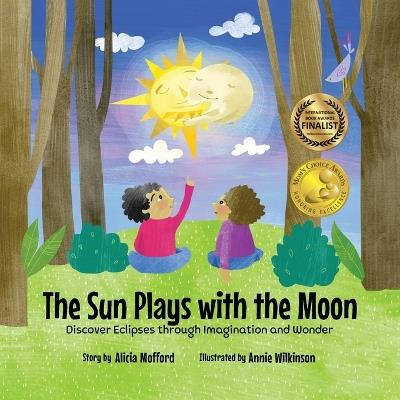 The Sun Plays with the Moon: An Imaginative Introduction to the Lunar and Solar Cycles - Alicia Mofford - cover